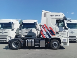 The Dongfeng DFH 4180 GX tractor is available for a test drive in AVTODOM Veshki Commercial Transport