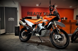 Exclusive models KTM 890 ADVENTURE R RALLY and KTM 300 EXC HARDENDURO are available for the new motorcycle season at KTM