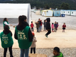 Remar S.O.S construye una nueva carpa para los niños refugiados