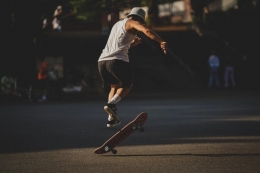 Consejos de salud ocular practicando skateboard